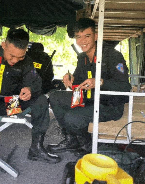 Bữa ăn vất vả của các anh cảnh sát cơ động đang đi chống dịch khiến ai cũng cảm động nhưng họ vẫn nở nụ cười trên môi-2