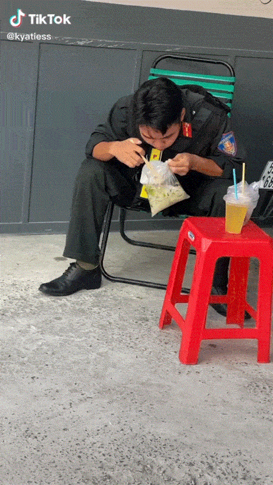 Bữa ăn vất vả của các anh cảnh sát cơ động đang đi chống dịch khiến ai cũng cảm động nhưng họ vẫn nở nụ cười trên môi-3