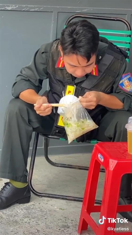 Bữa ăn vất vả của các anh cảnh sát cơ động đang đi chống dịch khiến ai cũng cảm động nhưng họ vẫn nở nụ cười trên môi-4