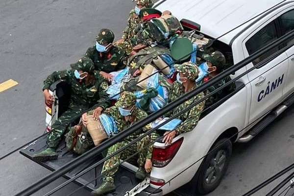 Dân mạng hào hứng review bên trong túi lương thực do các anh nuôi” bộ đội phát tận nhà cho từng hộ dân có gì?-5