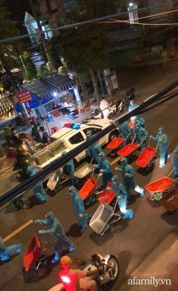 Các anh nuôi bộ đội lái xe rùa len vào từng hẻm, từng ngõ để chuyển nhu yếu phẩm cho người dân ở Vũng Tàu, thật sự là không thể không yêu-11