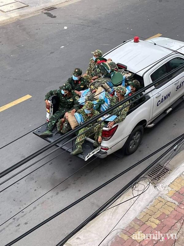 Các anh nuôi bộ đội lái xe rùa len vào từng hẻm, từng ngõ để chuyển nhu yếu phẩm cho người dân ở Vũng Tàu, thật sự là không thể không yêu-13