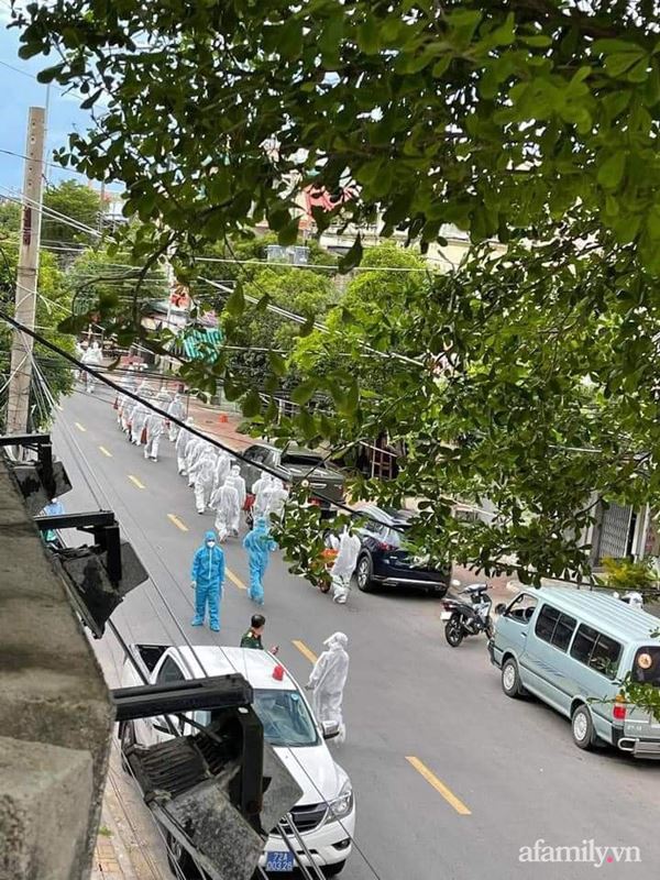 Các anh nuôi bộ đội lái xe rùa len vào từng hẻm, từng ngõ để chuyển nhu yếu phẩm cho người dân ở Vũng Tàu, thật sự là không thể không yêu-15