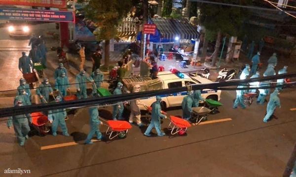 Các anh nuôi bộ đội lái xe rùa len vào từng hẻm, từng ngõ để chuyển nhu yếu phẩm cho người dân ở Vũng Tàu, thật sự là không thể không yêu-12