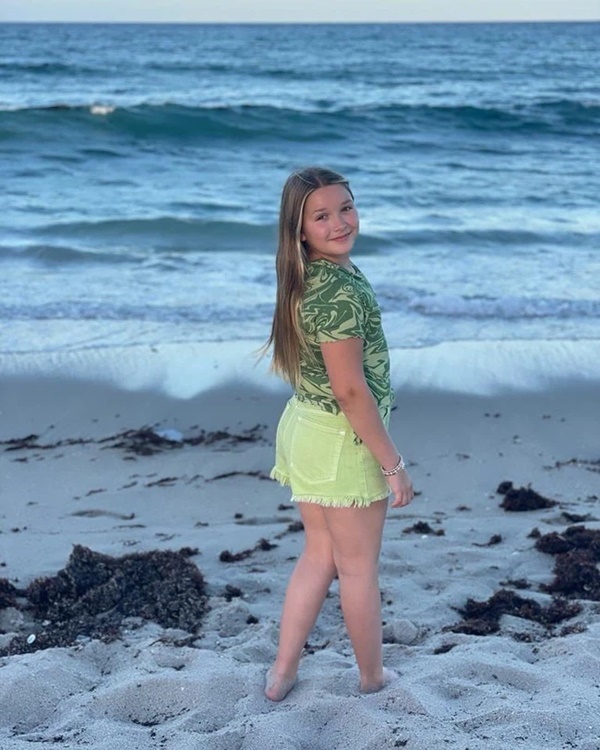 Bà xã David Beckham khoe cận vóc dáng của con gái út khi lên 10, ngoại hình mũm mĩm được khen dễ thương-1