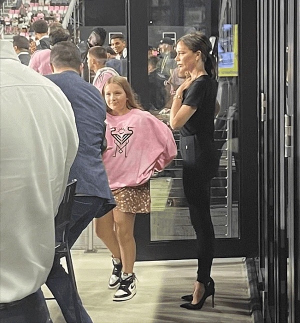 Bà xã David Beckham khoe cận vóc dáng của con gái út khi lên 10, ngoại hình mũm mĩm được khen dễ thương-2