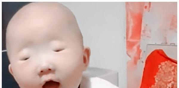 Sản phụ sinh ra đứa bé không mở mắt, vợ chồng trẻ gấp gáp đưa đi cấp cứu, bác sĩ kiểm tra lại cười ra tiếng-1