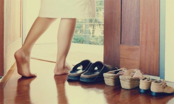 Vợ thường giấu giày sau mỗi lần đi làm về muộn, chồng tò mò lấy ra xem rồi không kìm nổi cảm xúc của bản thân-1