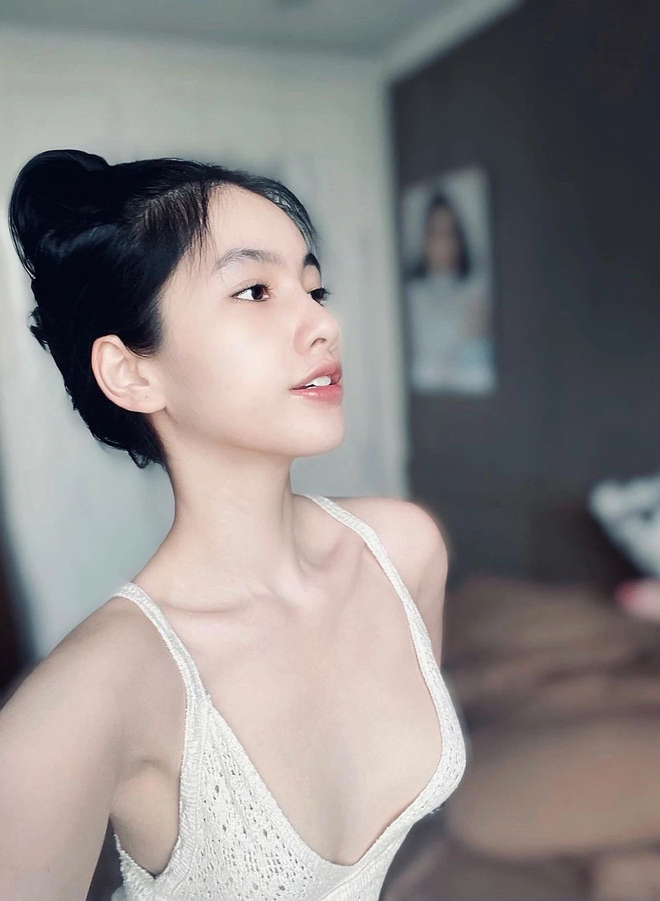 Cẩm Đan và series ảnh bạo đến giật mình: Áo hở nửa bầu ngực, váy xẻ đến quá hông, bonus thêm tạo dáng rúm ró để... hở nhiều hơn?-10