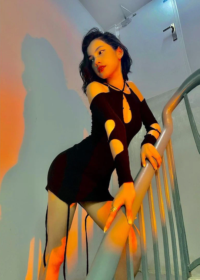 Cẩm Đan và series ảnh bạo đến giật mình: Áo hở nửa bầu ngực, váy xẻ đến quá hông, bonus thêm tạo dáng rúm ró để... hở nhiều hơn?-4