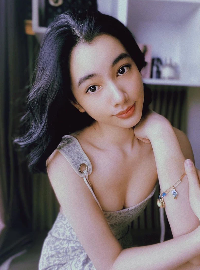 Cẩm Đan và series ảnh bạo đến giật mình: Áo hở nửa bầu ngực, váy xẻ đến quá hông, bonus thêm tạo dáng rúm ró để... hở nhiều hơn?-8