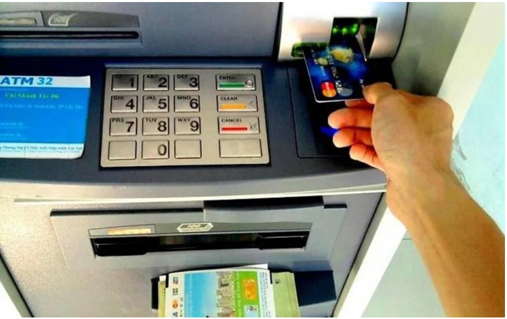 Rút tiền tại cây ATM nhớ xem kĩ 3 điểm này kẻo mất tiền oan mà không biết-1