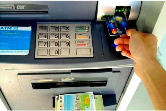 Rút tiền tại cây ATM nhớ xem kĩ 3 điểm này kẻo mất tiền oan mà không biết