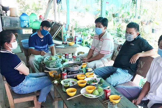 Hiệu trưởng tổ chức ăn nhậu trong thời gian thực hiện Chỉ thị 16