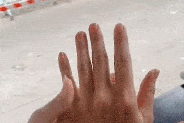 Công an đang trực chốt mà gái lạ xông vào nắm tay, lập tức có biểu cảm gây sốt-2