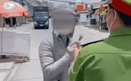 Có khẩu trang nhưng không đeo, thanh niên thách thức công an: Có bệnh thì cũng là quyền của tôi-1