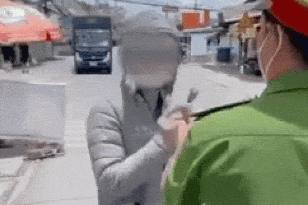 Có khẩu trang nhưng không đeo, thanh niên thách thức công an: 