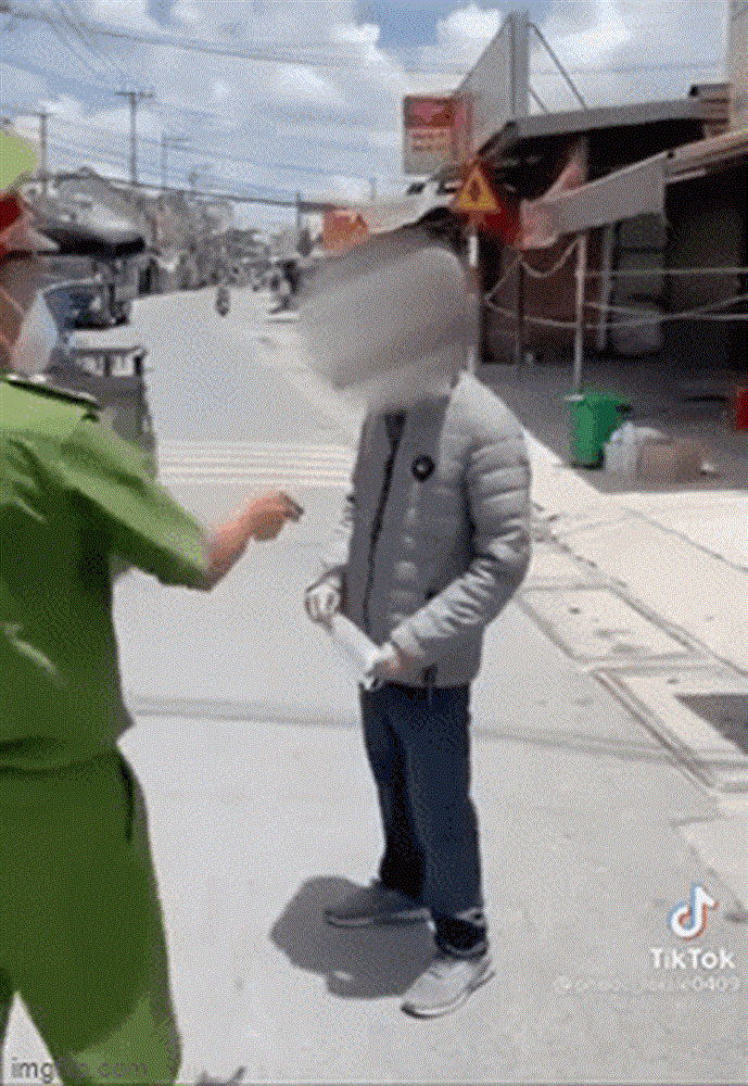 Có khẩu trang nhưng không đeo, thanh niên thách thức công an: Có bệnh thì cũng là quyền của tôi-4