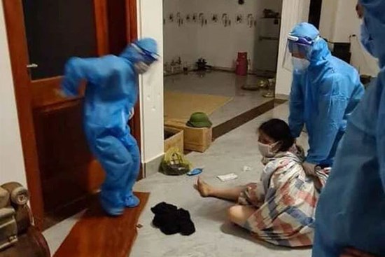 Tiếp xúc F0 nhưng người phụ nữ đóng cửa cố thủ, lột đồ rồi mắng cả lực lượng chức năng khi được yêu cầu đi cách ly
