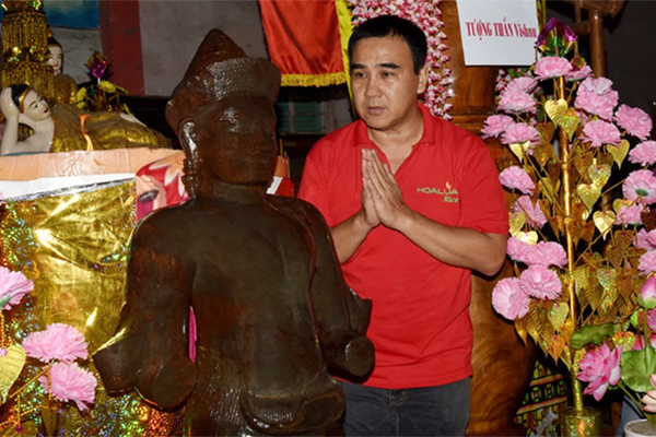 MC Quyền Linh đến khích lệ tinh thần các chiến sĩ ra quân chống dịch, giải đáp thắc mắc về quà an sinh cho người dân-4