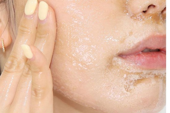 Sản phẩm tẩy da chết bác sĩ khuyến cáo chị em không dùng vì gây mài mòn da, 