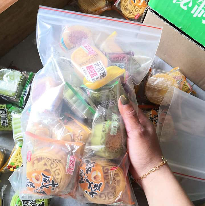 Mùa dịch, bánh Trung Thu giá rẻ giật mình tràn ngập chợ mạng 14 ngàn/chiếc-3