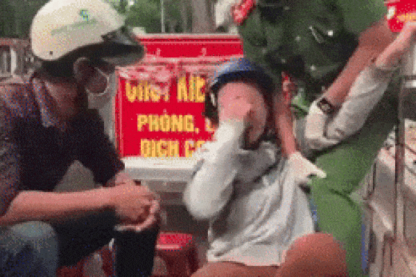 Ra đường không cần thiết, người phụ nữ cự cãi lực lượng chức năng: 