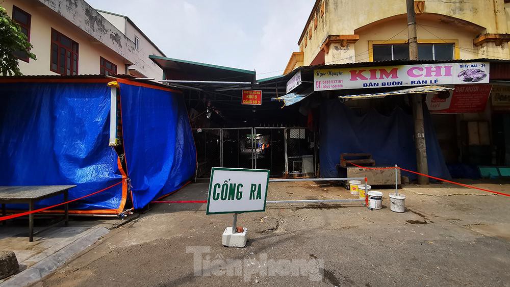 Chợ Hà Đông tạm đóng cửa vì liên quan COVID-19, tiểu thương hớt hải khuân đồ về nhà-10