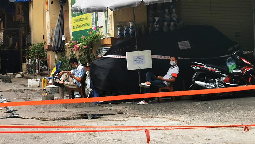 Chợ Hà Đông tạm đóng cửa vì liên quan COVID-19, tiểu thương hớt hải khuân đồ về nhà-13