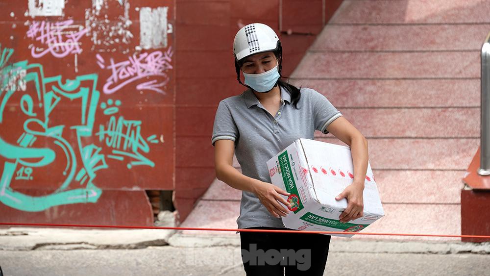 Chợ Hà Đông tạm đóng cửa vì liên quan COVID-19, tiểu thương hớt hải khuân đồ về nhà-2