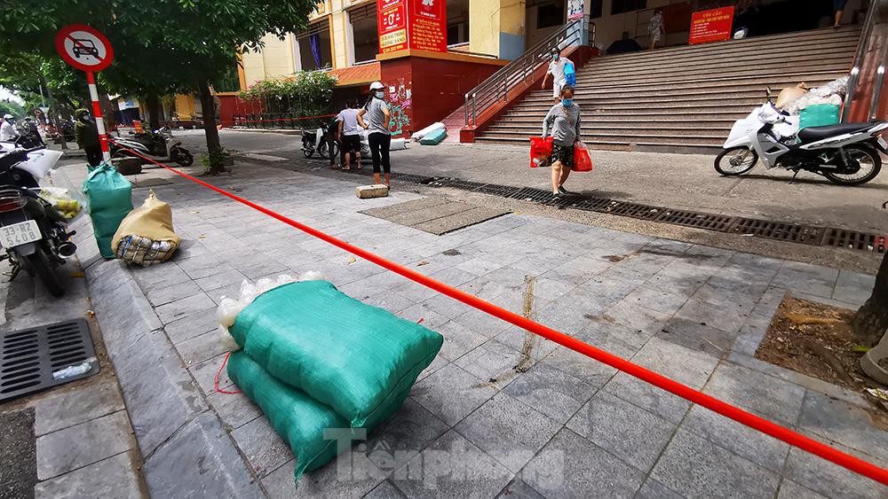 Chợ Hà Đông tạm đóng cửa vì liên quan COVID-19, tiểu thương hớt hải khuân đồ về nhà-3