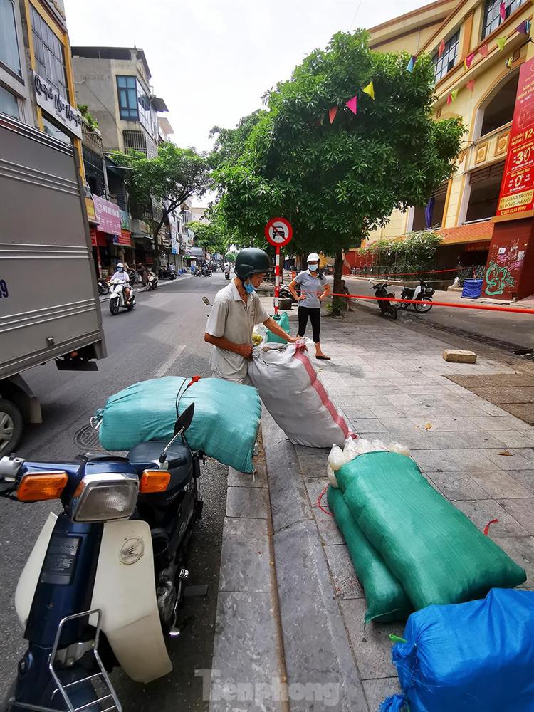 Chợ Hà Đông tạm đóng cửa vì liên quan COVID-19, tiểu thương hớt hải khuân đồ về nhà-5