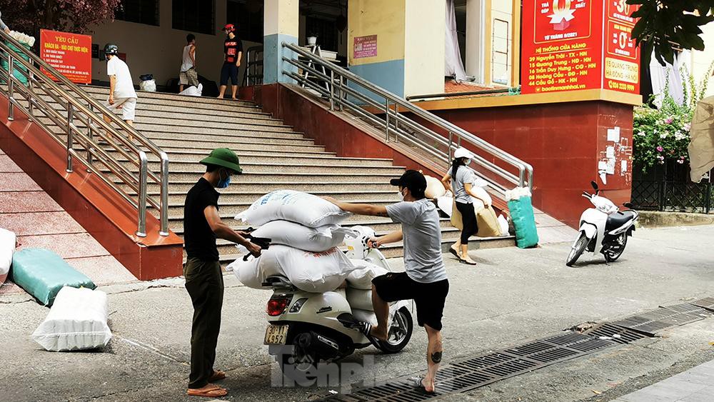 Chợ Hà Đông tạm đóng cửa vì liên quan COVID-19, tiểu thương hớt hải khuân đồ về nhà-6