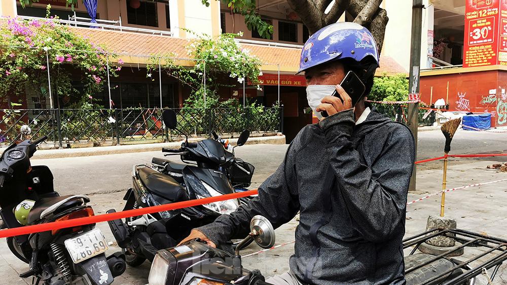 Chợ Hà Đông tạm đóng cửa vì liên quan COVID-19, tiểu thương hớt hải khuân đồ về nhà-7