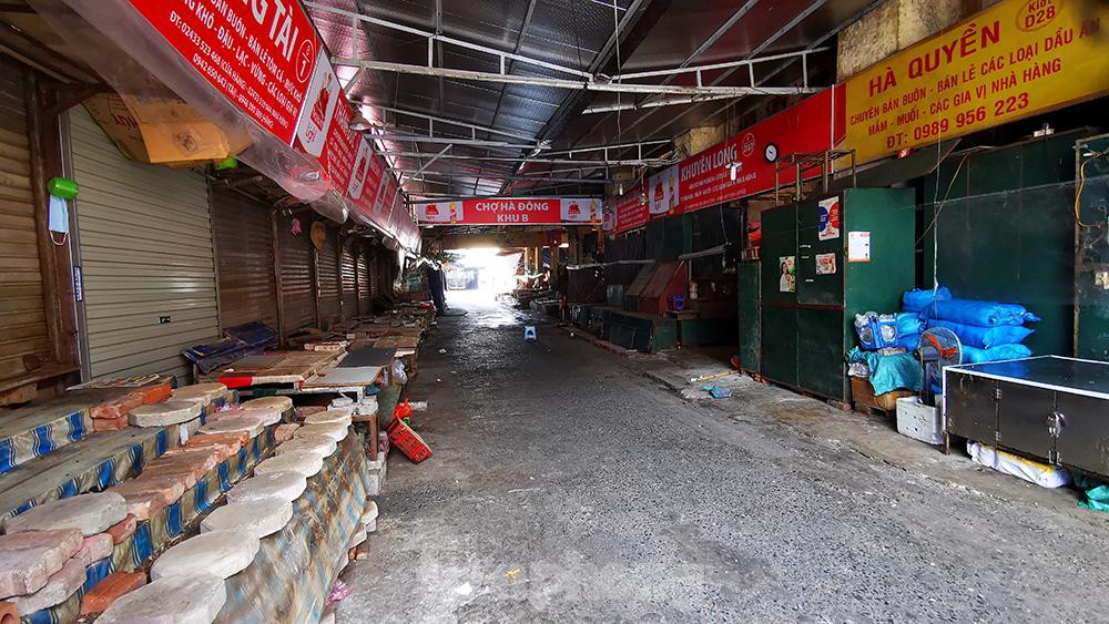 Chợ Hà Đông tạm đóng cửa vì liên quan COVID-19, tiểu thương hớt hải khuân đồ về nhà-8