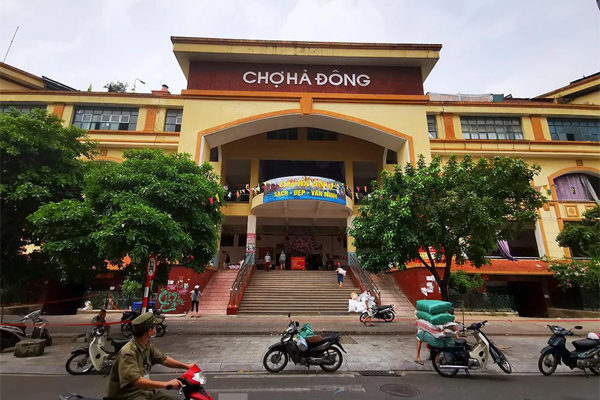 Nhóm nữ sinh đánh nhau túi bụi trên đường ở Hòa Bình, nhiều nam sinh ko can ngăn mà đứng cổ vũ, reo hò-2