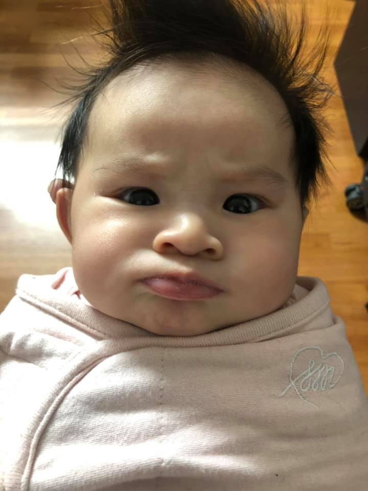 Bé gái quạu trong mọi khoảnh khắc từ lúc sinh ra đến 1 tuổi, mẹ trẻ dặn các chị em chớ làm điều này-1