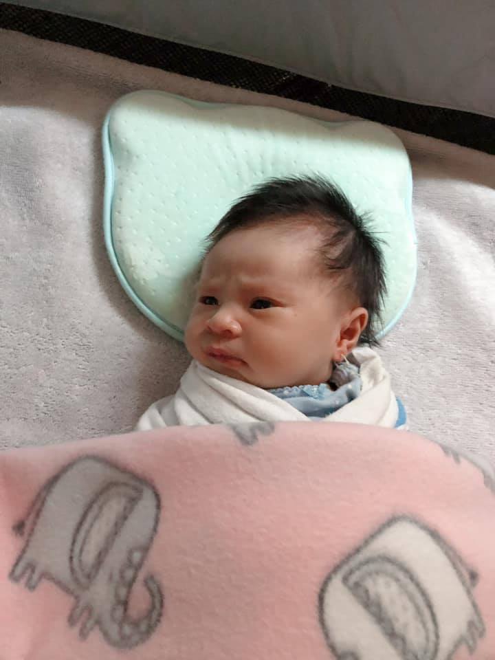 Bé gái quạu trong mọi khoảnh khắc từ lúc sinh ra đến 1 tuổi, mẹ trẻ dặn các chị em chớ làm điều này-3