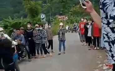 Nhóm nữ sinh đánh nhau túi bụi trên đường ở Hòa Bình, nhiều nam sinh ko can ngăn mà đứng cổ vũ, reo hò-1