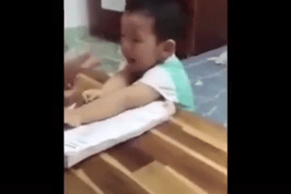 Cậu nhóc học đếm nhưng cứ đến số 2 là tắc tịt, phản ứng của người cha khiến ai nấy phì cười