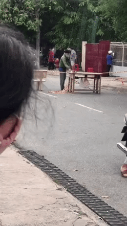 Clip: Test nhanh Covid-19 có kết quả dương tính, người đàn ông chắp tay cúi đầu cảm ơn khi được cả xóm gửi tặng quà bánh, thuốc-1