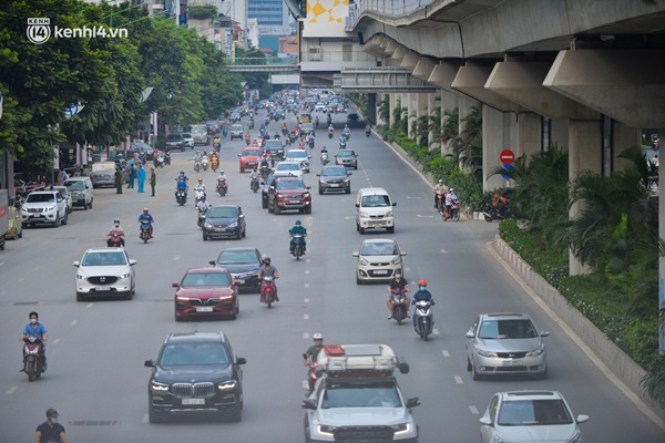 Ảnh: Đường phố Hà Nội đông đúc bất ngờ trong chiều ngày 24/8-2