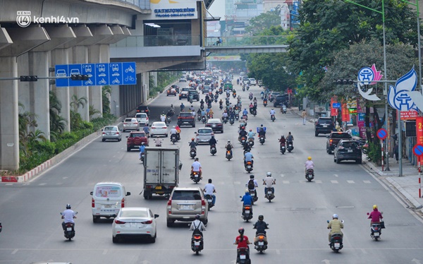 Ảnh: Đường phố Hà Nội đông đúc bất ngờ trong chiều ngày 24/8-1