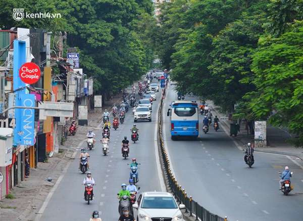 Ảnh: Đường phố Hà Nội đông đúc bất ngờ trong chiều ngày 24/8-9