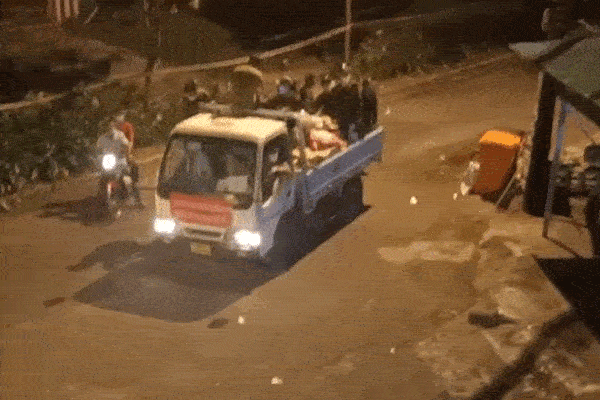 Trời tối mịt nhưng các anh bộ đội vẫn tiếp tục đi phát thực phẩm, chị em reo hò không ngớt dù đứng cách rất xa