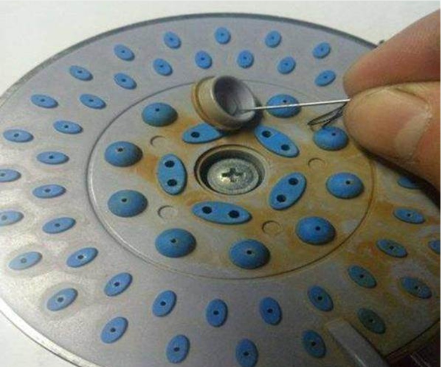 Đừng lo lắng nếu vòi hoa sen bị tắc, mách bạn mẹo nhỏ chỉ cần dùng một chiếc túi nhựa có thể dễ dàng giải quyết-2