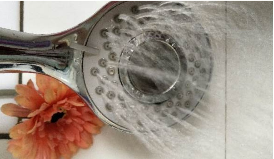 Đừng lo lắng nếu vòi hoa sen bị tắc, mách bạn mẹo nhỏ chỉ cần dùng một chiếc túi nhựa có thể dễ dàng giải quyết-3