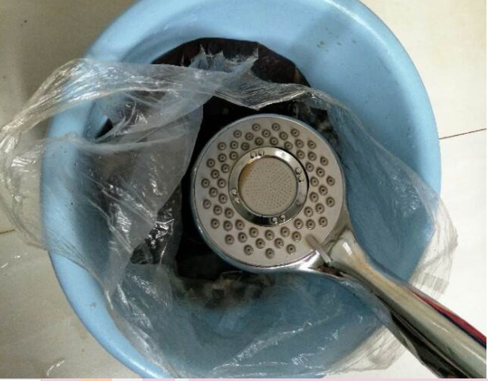 Đừng lo lắng nếu vòi hoa sen bị tắc, mách bạn mẹo nhỏ chỉ cần dùng một chiếc túi nhựa có thể dễ dàng giải quyết-5