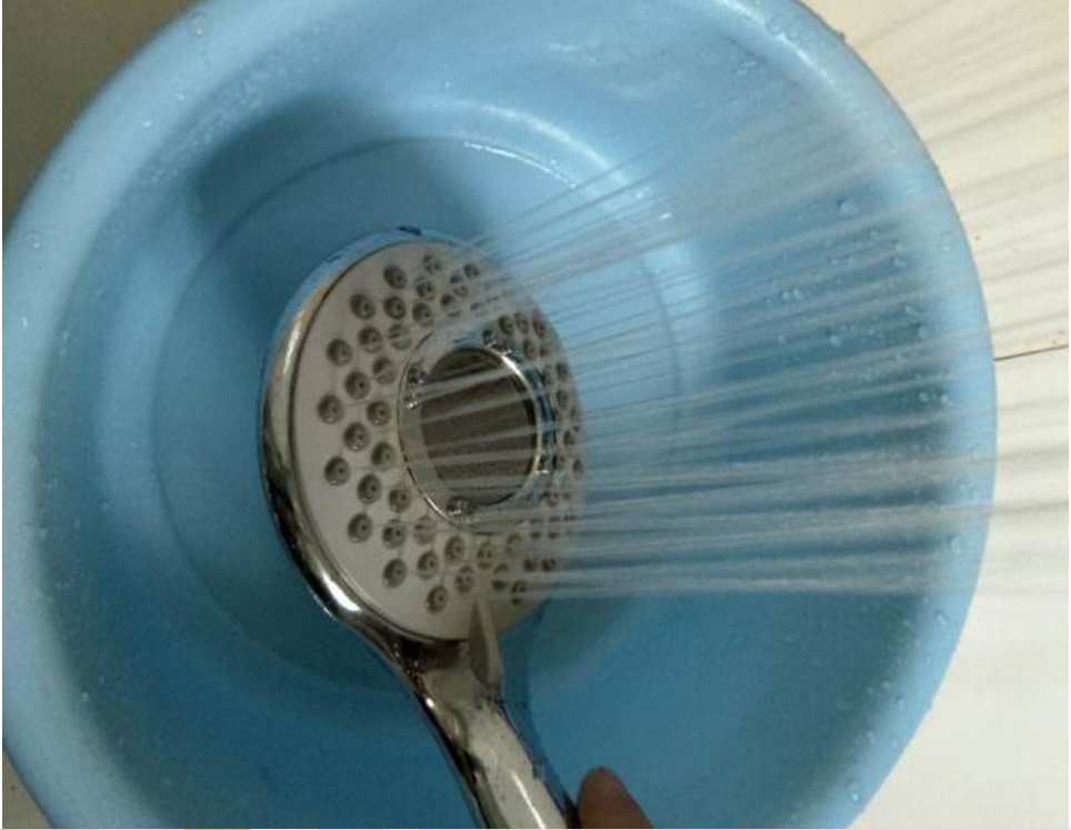 Đừng lo lắng nếu vòi hoa sen bị tắc, mách bạn mẹo nhỏ chỉ cần dùng một chiếc túi nhựa có thể dễ dàng giải quyết-6