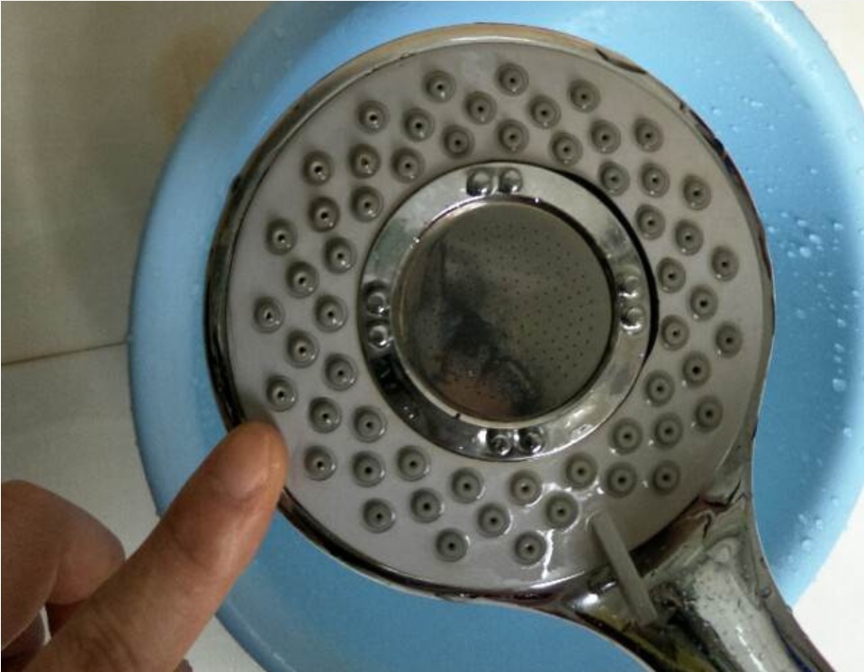 Đừng lo lắng nếu vòi hoa sen bị tắc, mách bạn mẹo nhỏ chỉ cần dùng một chiếc túi nhựa có thể dễ dàng giải quyết-7